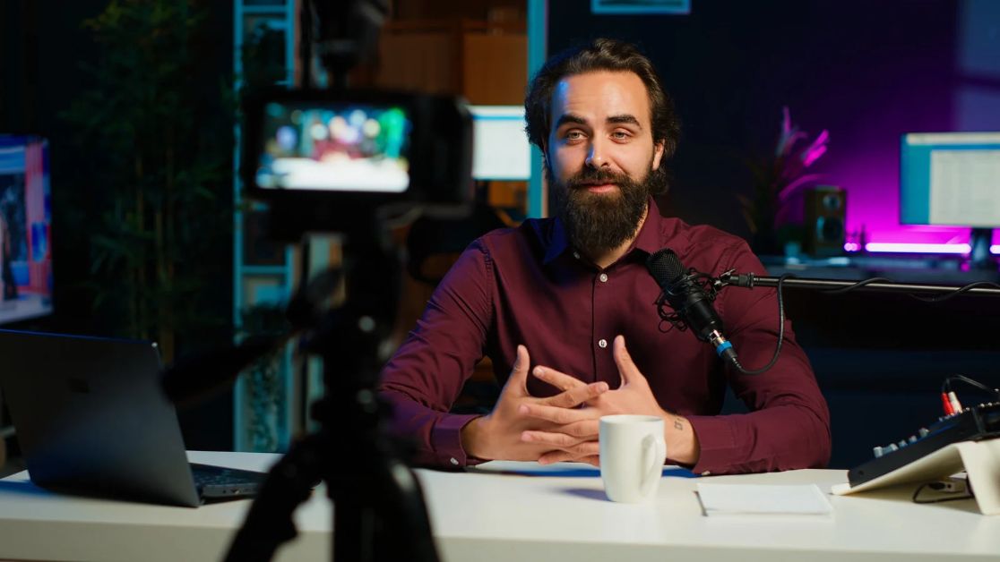 El fin del Content Marketing tradicional: Por qué en 2027 las marcas no competirán contra otras marcas, sino contra la apatía generada por la IA
